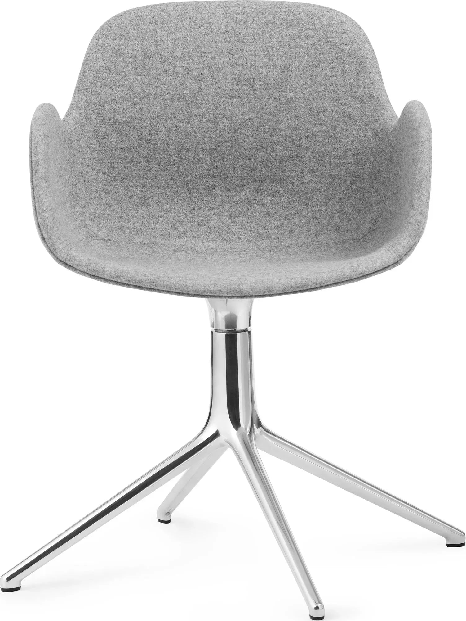 Eleganter Dreharmlehnstuhl von Normann Copenhagen: Maskulines Design, vielseitig personalisierbar, ideal für Besprechungsräume.