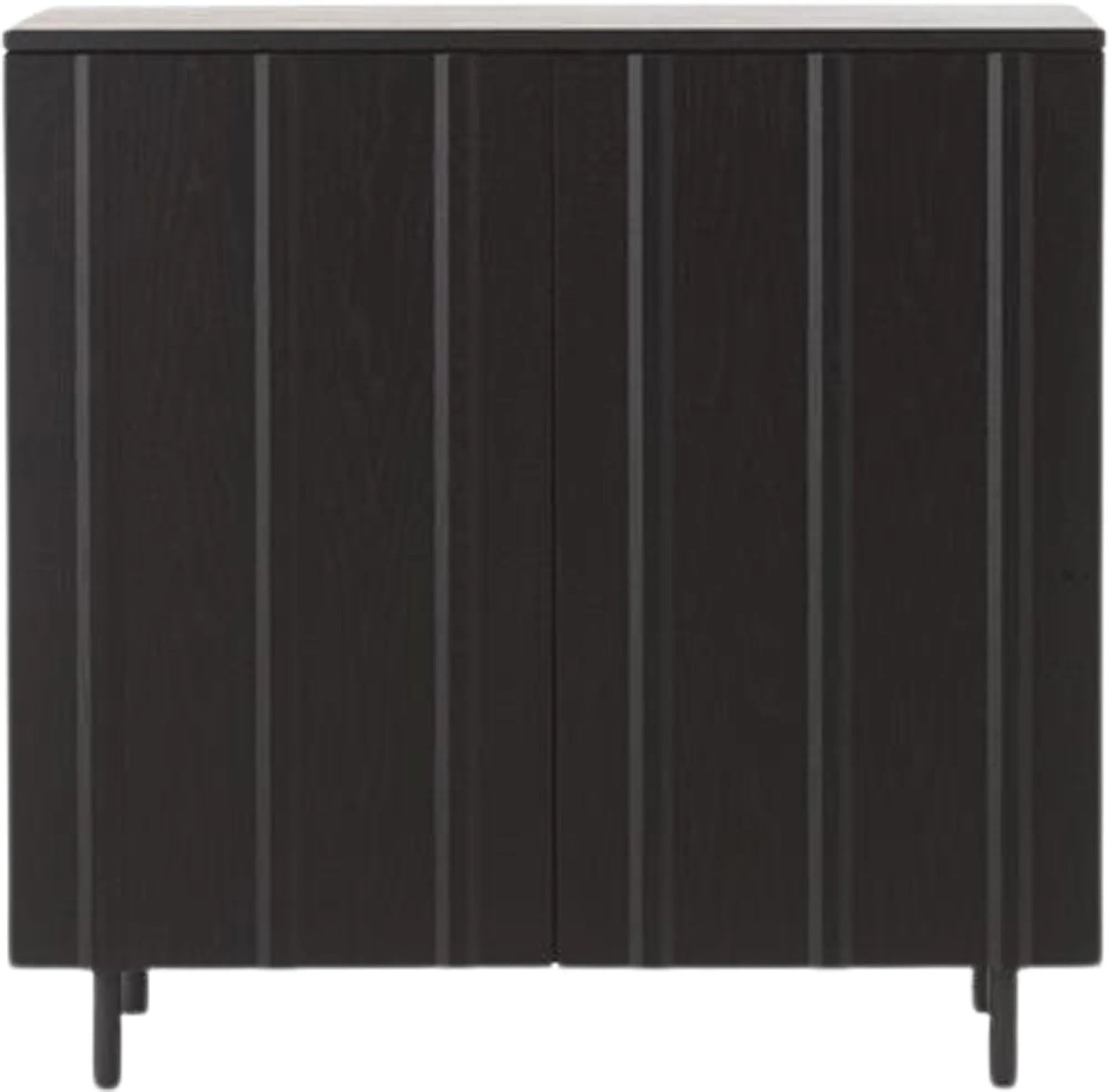 Das Rib Cabinet von Normann Copenhagen vereint skandinavisches Design mit funktionaler Eleganz. Eichenfurnier und Holzlamellen schaffen zeitlose Ästhetik.