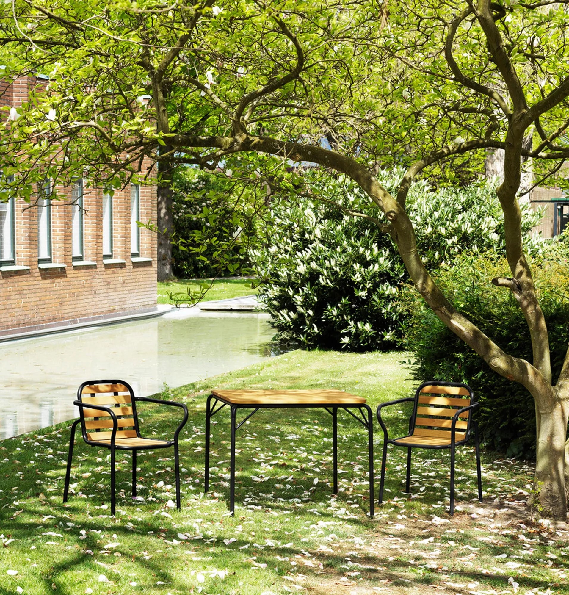 Vig Robinia Armlehnstuhl in Natur / Schwarz präsentiert im Onlineshop von KAQTU Design AG. Gartenstuhl mit Armlehnen ist von Normann Copenhagen