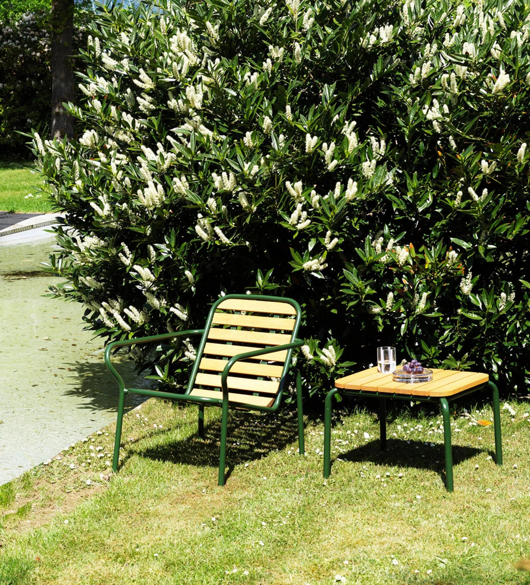 Vig Robinia Loungesessel  in Natur / Grau präsentiert im Onlineshop von KAQTU Design AG. Outdoor-Sessel ist von Normann Copenhagen