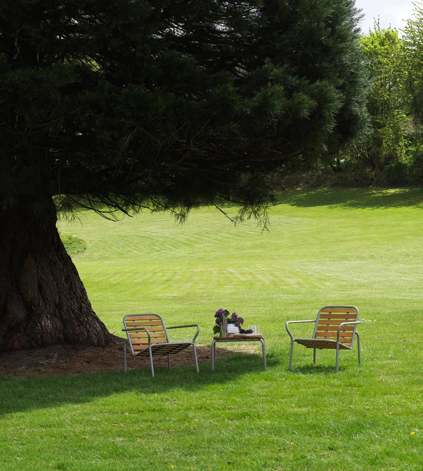 Vig Robinia Beistelltisch in Natur / Schwarz präsentiert im Onlineshop von KAQTU Design AG. Beistelltisch Outdoor ist von Normann Copenhagen