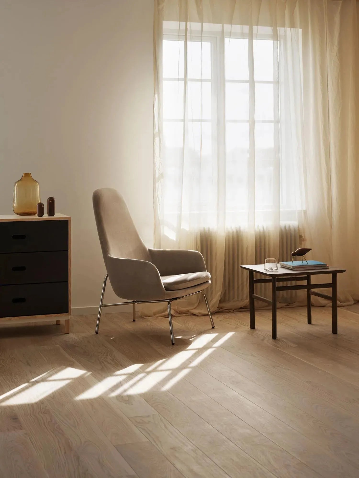 Der Era Lounge Sessel von Normann Copenhagen: Zeitloses, kurviges Design, hoher Komfort, individuell gestaltbar mit vielfältigen Stoff- und Lederoptionen.