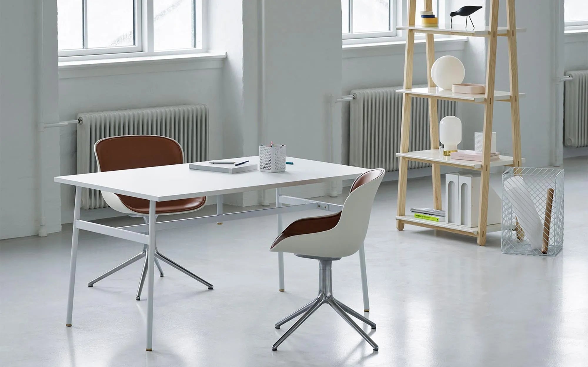 Eleganter Hyg Drehsessel in Weiß mit Frontpolster von Normann Copenhagen.