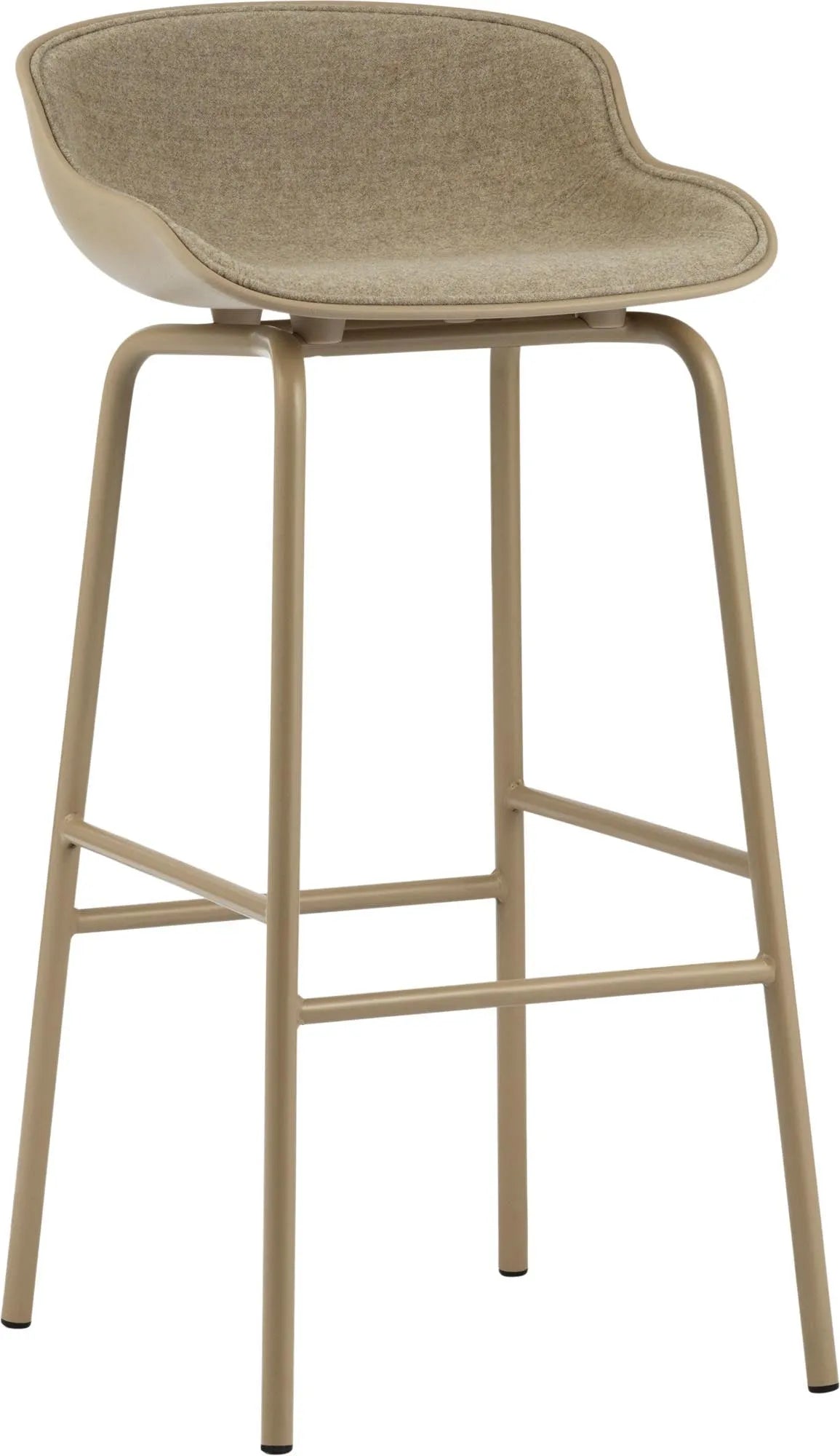 Der Hyg Barhocker 75 cm in Sand von Normann Copenhagen vereint Hygge-Gemütlichkeit mit sanften Linien und hochwertigen Polstern.