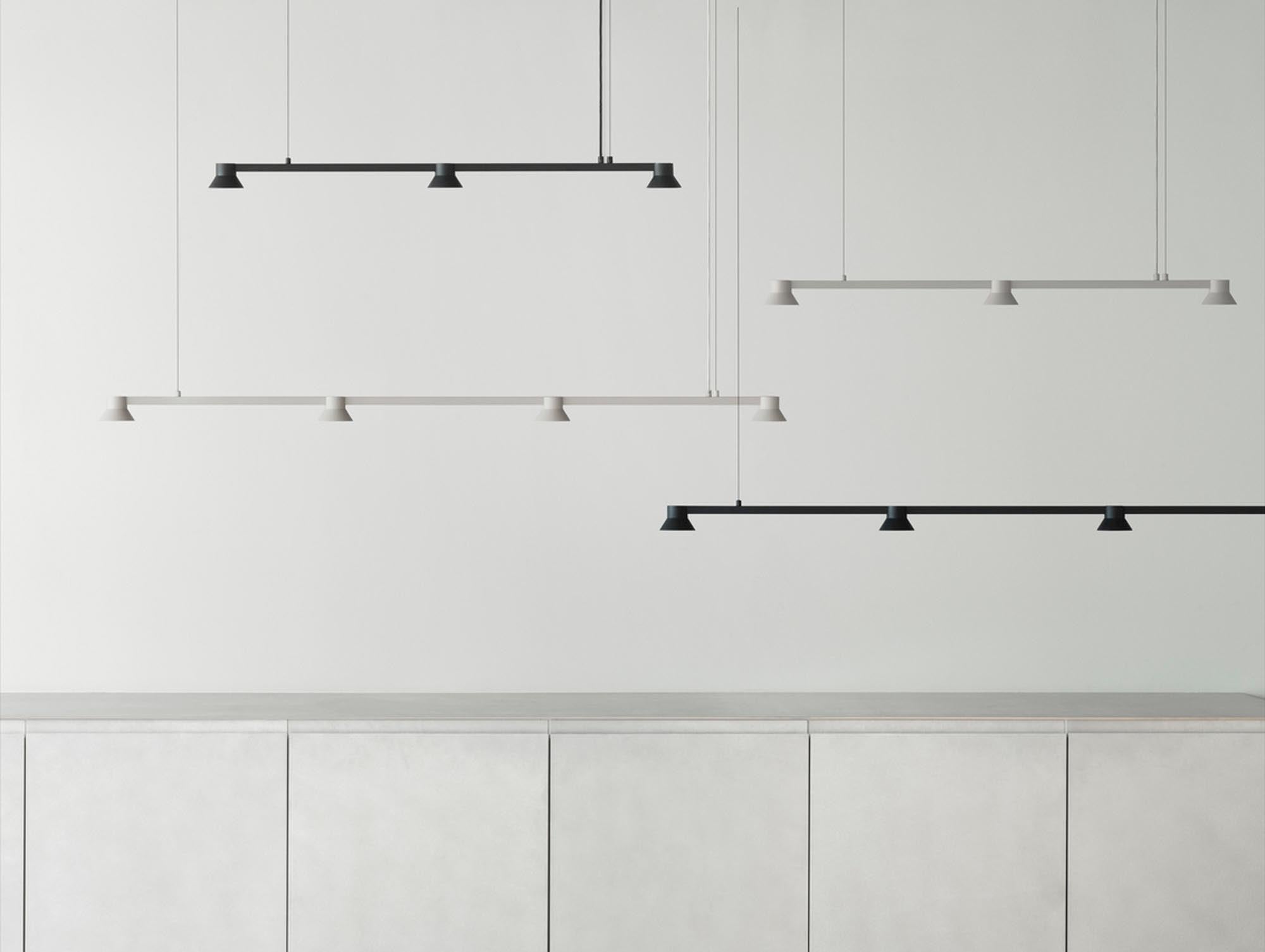 Hat Leuchte Linear Klein EU in Schwarz präsentiert im Onlineshop von KAQTU Design AG. Pendelleuchte ist von Normann Copenhagen