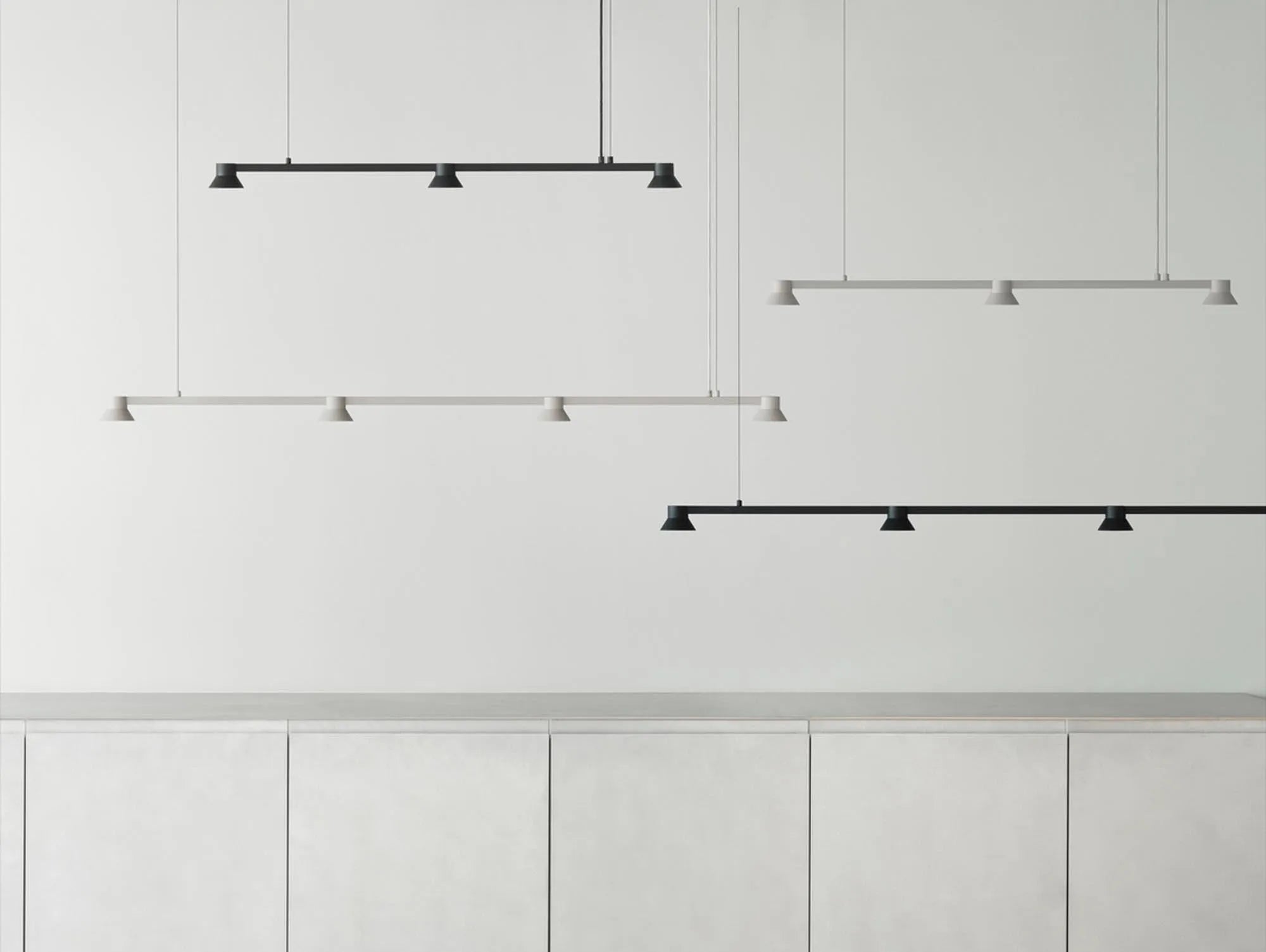 Hat Leuchte Linear Gross EU in Schwarz präsentiert im Onlineshop von KAQTU Design AG. Pendelleuchte ist von Normann Copenhagen