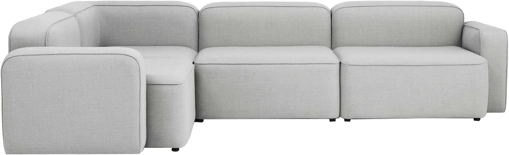 Das Rope Modular Sofa von Normann Copenhagen besticht durch seine sanft gerundete, minimalistische Silhouette und bietet Flexibilität und Komfort. Designer Hans Hornemann setzt auf elegante Details wie Paspelierung, die den Kanten der Module Charakter verleihen. Ideal für kreativen, persönlichen Stil.