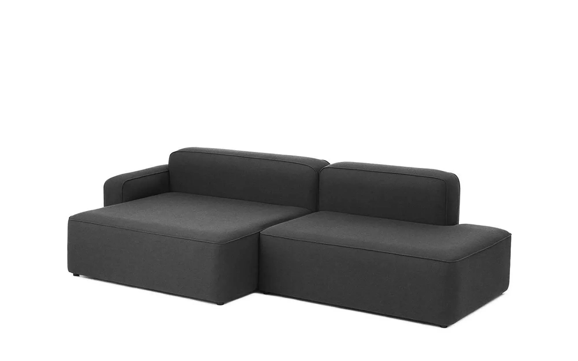 Das Rope Modular Sofa von Normann Copenhagen bietet Flexibilität und Komfort mit eleganten Details und vielfältigen Stoffoptionen.