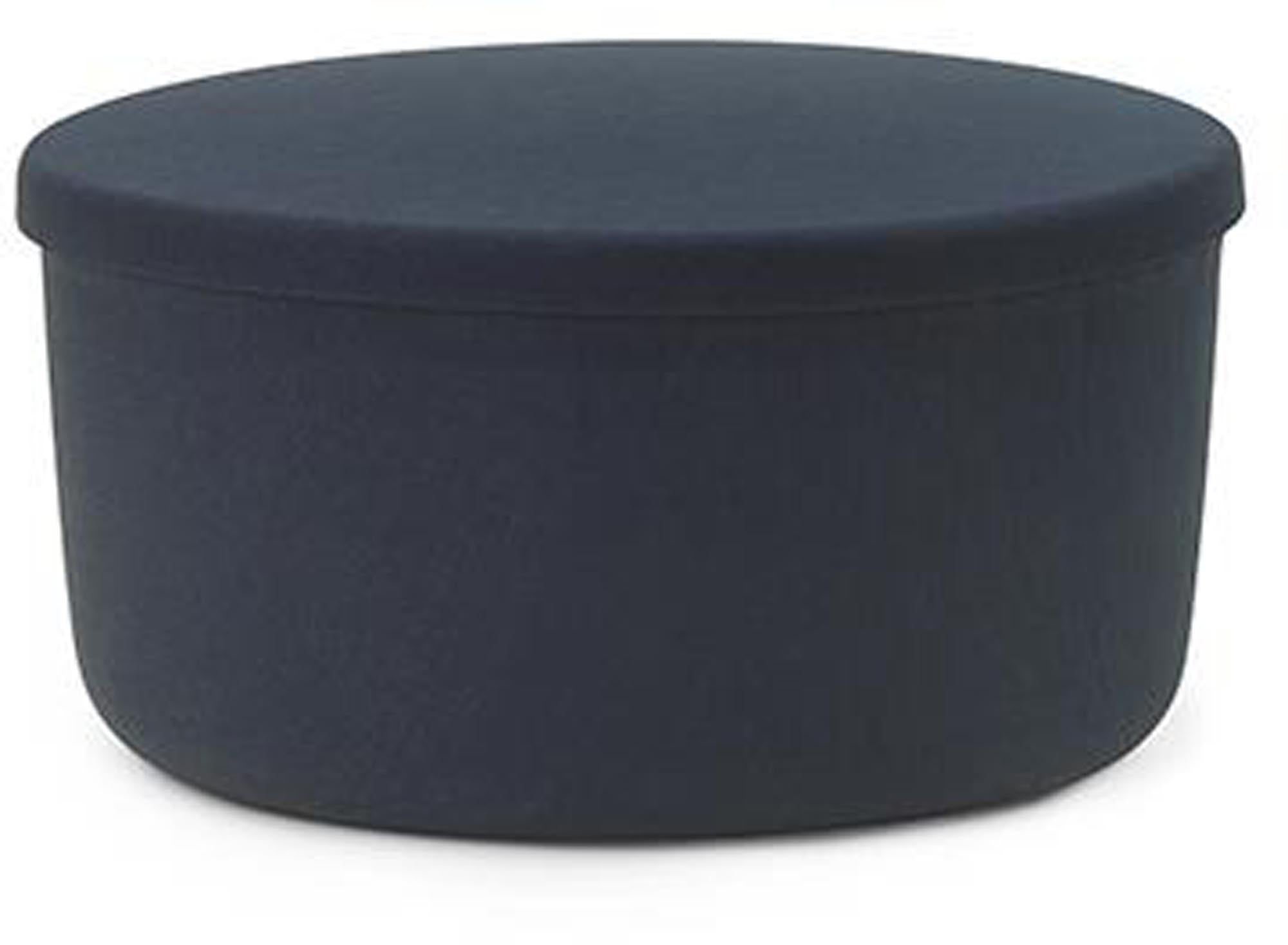 Hide Storage Pouf Gross in Dunkelblau präsentiert im Onlineshop von KAQTU Design AG. Pouf ist von Normann Copenhagen