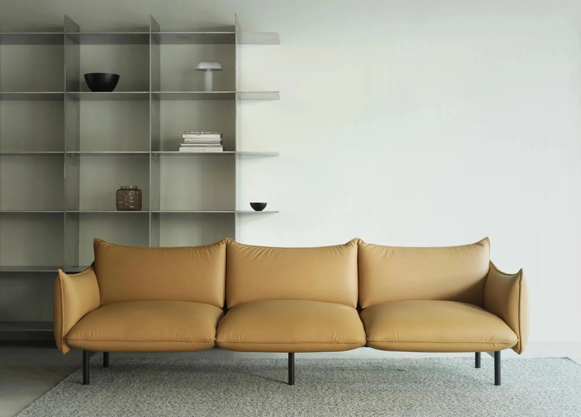 Das Ark 3er Sofa von Normann Copenhagen besticht durch sanfte Rundungen, pralle Kissen und eine luftige, minimalistische Optik.