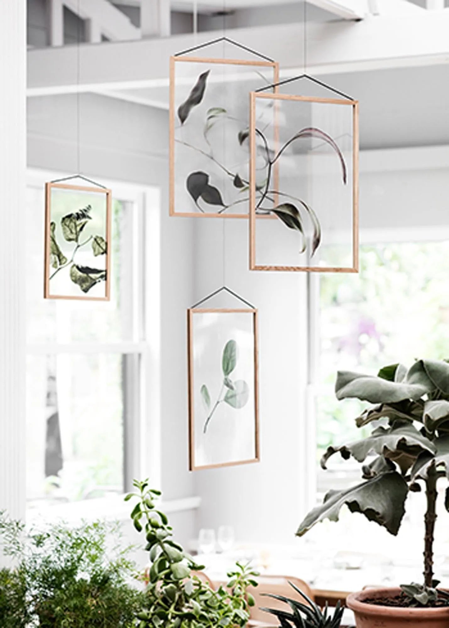 Eleganter Kunstdruck Floating Leaves 03 von Paper Collective.