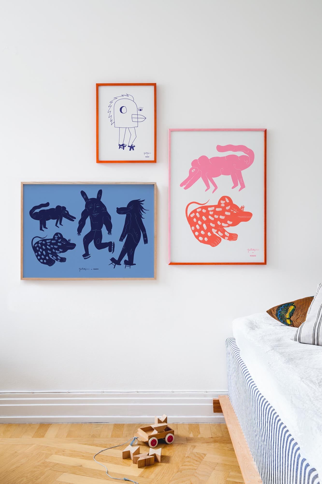 Four creatures  in Blau präsentiert im Onlineshop von KAQTU Design AG. Bild ist von Paper Collective