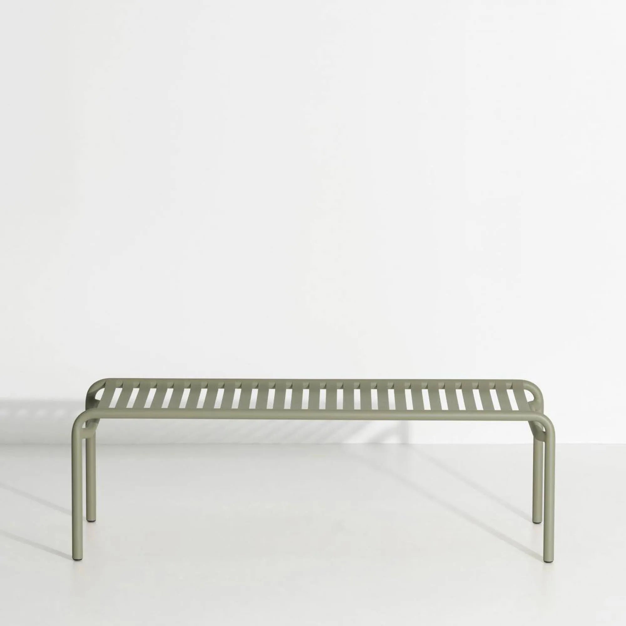 Week-End Coffee Table large in Green Glass präsentiert im Onlineshop von KAQTU Design AG. Beistelltisch Outdoor ist von Petite Friture