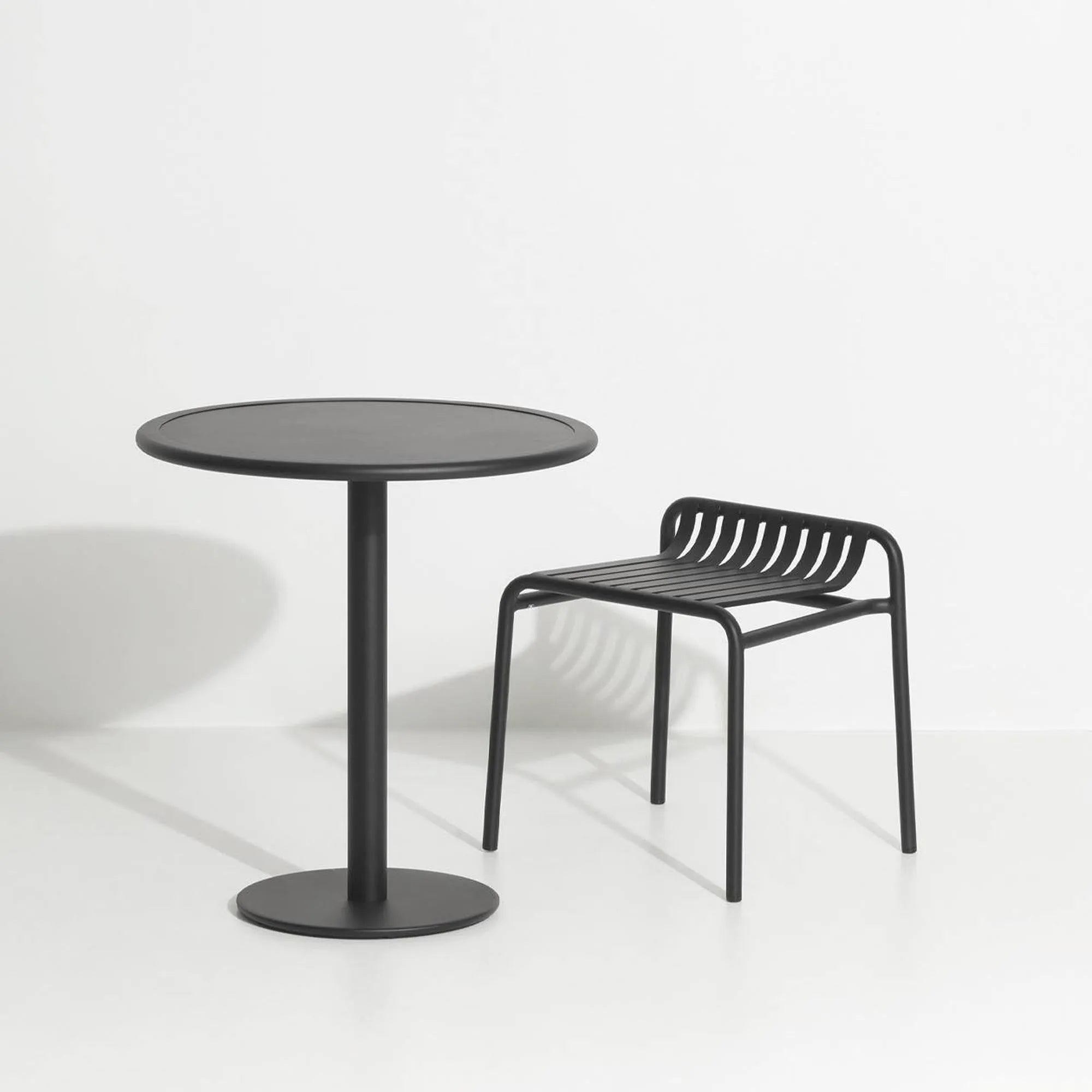 Week-End Dining Table rund in Black präsentiert im Onlineshop von KAQTU Design AG. Gartentisch ist von Petite Friture