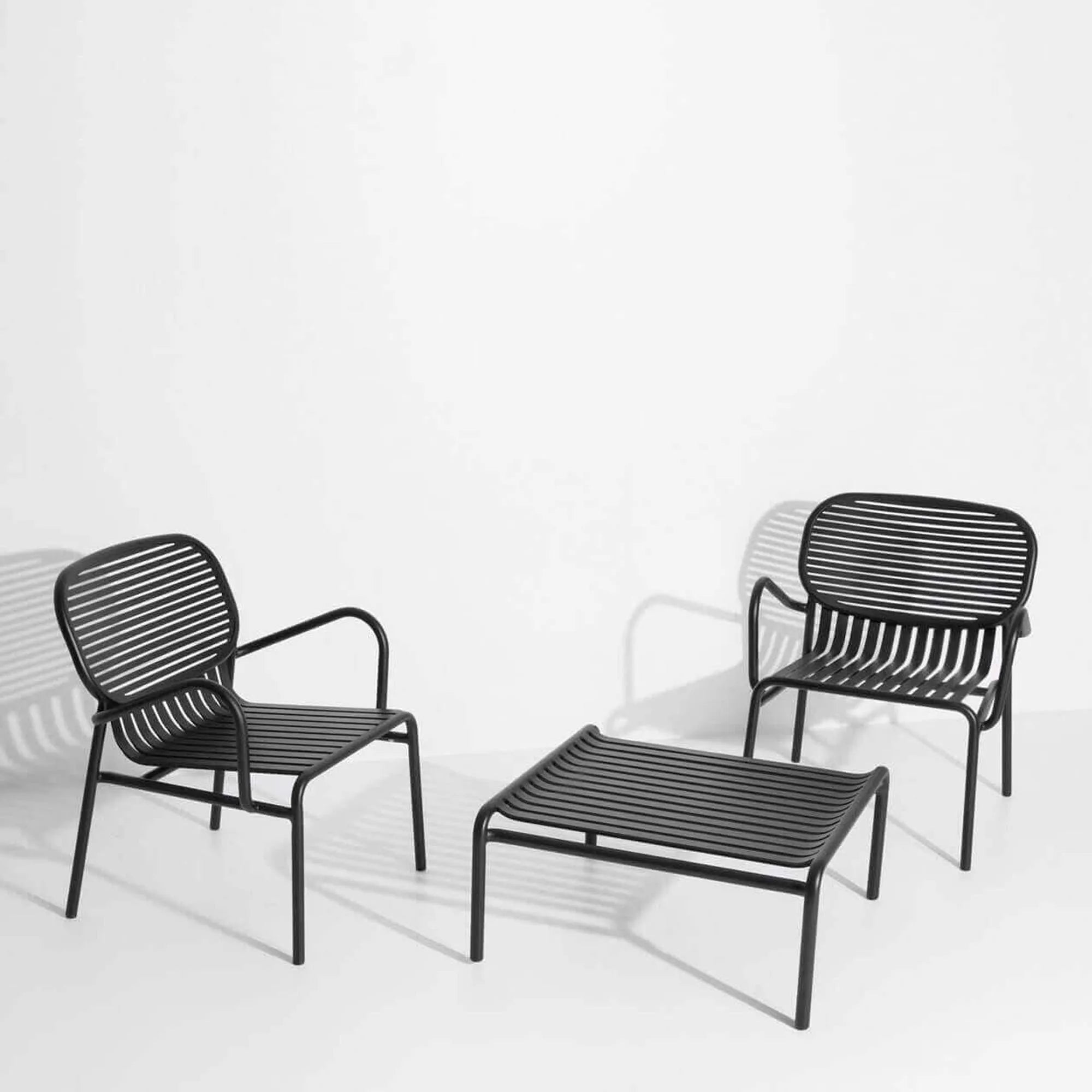 Week-End Garten Lounger in Black präsentiert im Onlineshop von KAQTU Design AG. Outdoor-Sessel mit Armlehnen ist von Petite Friture