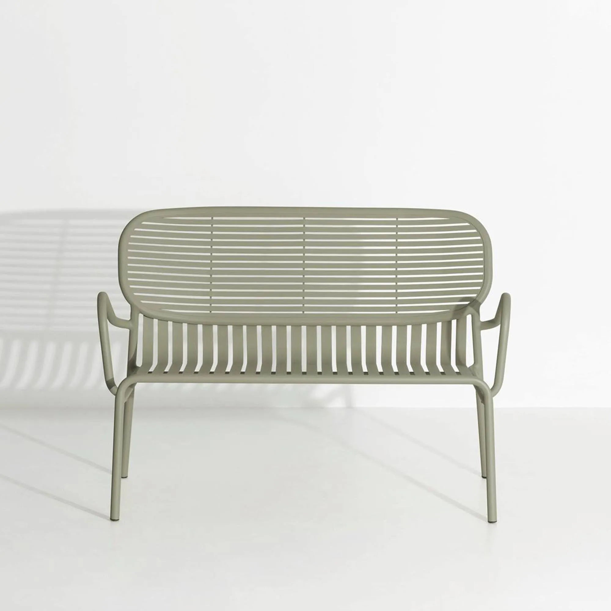 Week-End Gartensofa in White präsentiert im Onlineshop von KAQTU Design AG. Lounge Sofa ist von Petite Friture