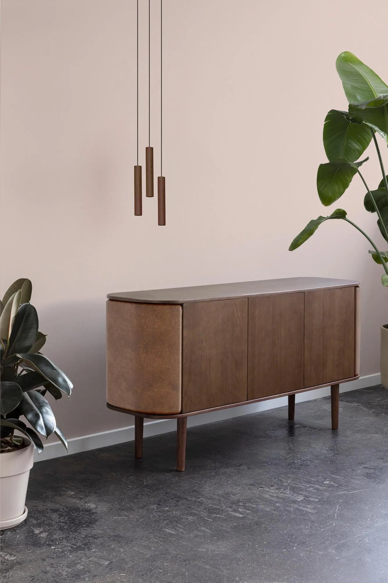 Schickes Umage Sideboard mit 3 Türen für zeitlose Eleganz im Raum.