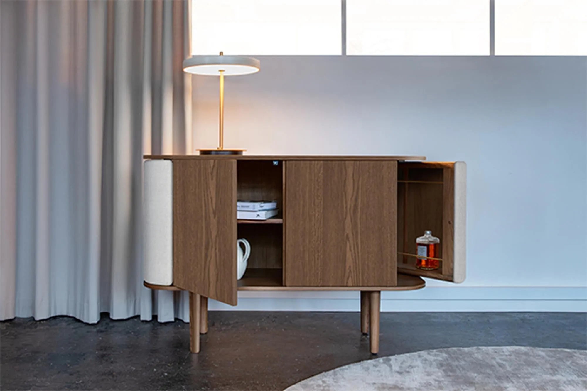 Elegantes Umage Sideboard mit 3 Türen für stilvolle Raumakzente.