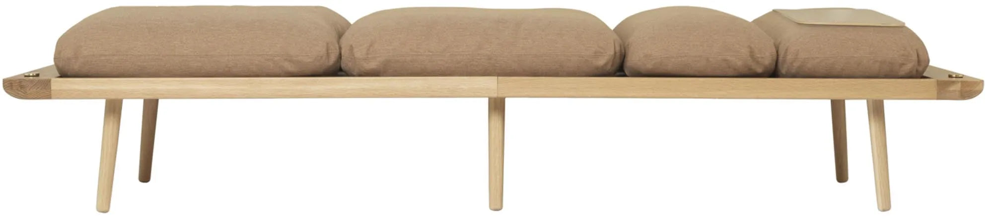 Das Lounge Around Daybed von Umage ist ein multifunktionales Möbelstück mit nordischem Design, hochwertigen Materialien und praktischem Zubehör wie Lampenständer und Beistelltisch.