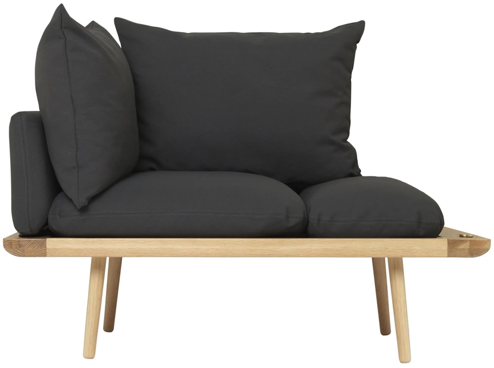 Das Lounge Around 1.5-Sitzer Sofa von Umage bietet nordisches Design mit klaren Linien und multifunktionalem Zubehör.