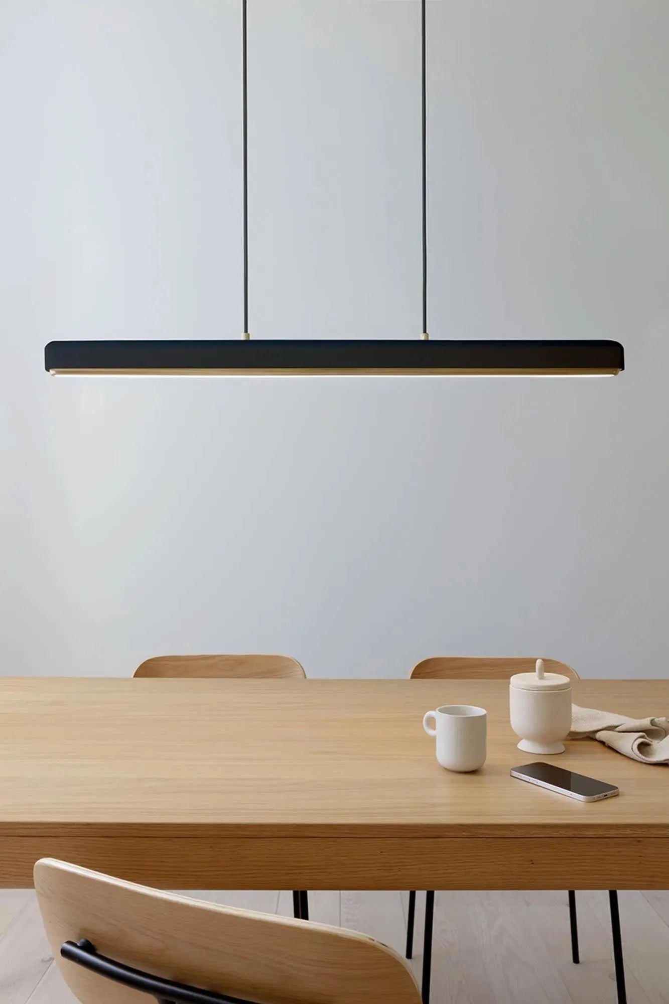 Die Hazel Branch Pendelleuchte von Umage vereint Natur und Technologie in einem eleganten Design mit anpassbarem LED-Licht.