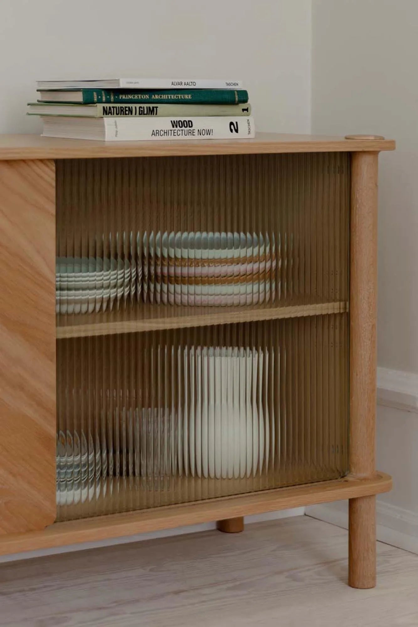 Stilvolles Italic Sideboard von Umage mit Holz- und Glastür.