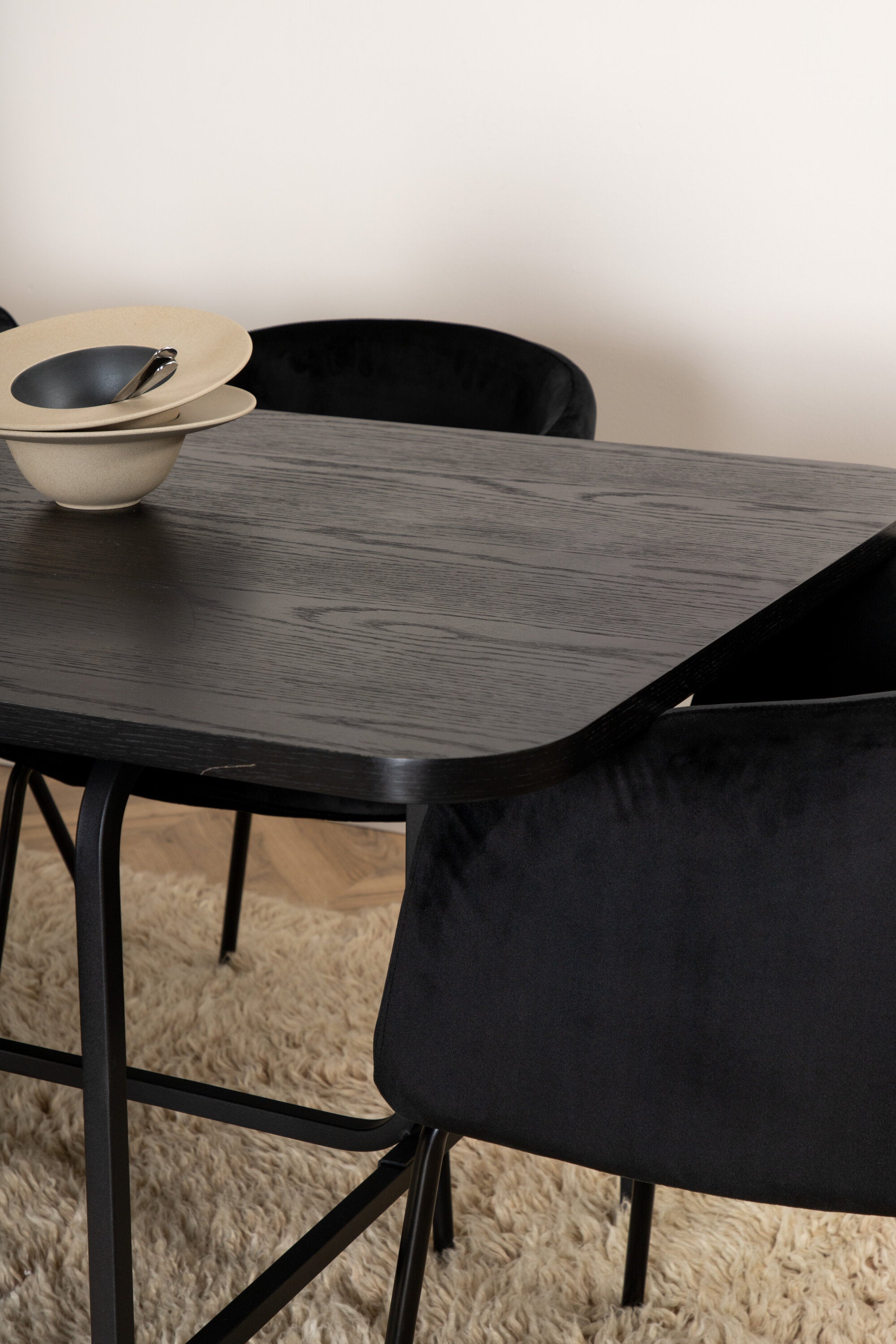 Uno Esszimmerset + Berit 200cm/6St. in Schwarz präsentiert im Onlineshop von KAQTU Design AG. Esszimmerset ist von Venture Home