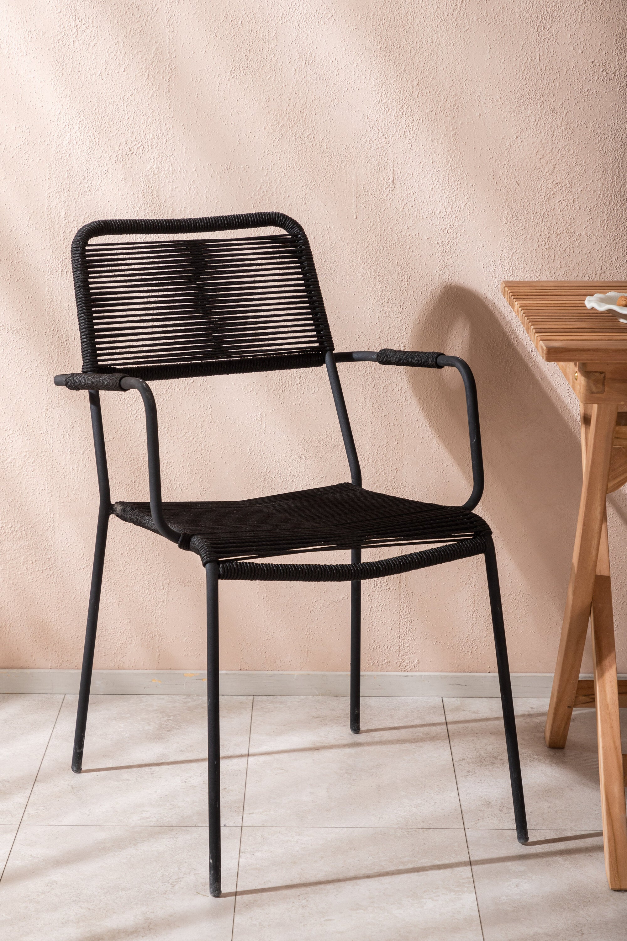 Ghana Outdoor-Tischset + Lindos Armchair 70cm/2St. in Schwarz präsentiert im Onlineshop von KAQTU Design AG. Gartentischset ist von Venture Home