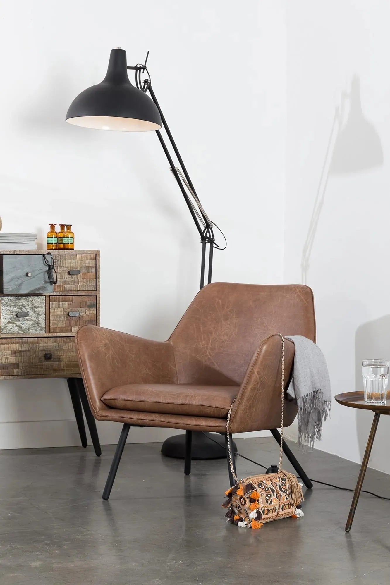 Eleganter Sessel BON von White Label Living: Komfort, ergonomische Armlehnen, stabile Holzbeine, ideal für moderne Wohnräume.