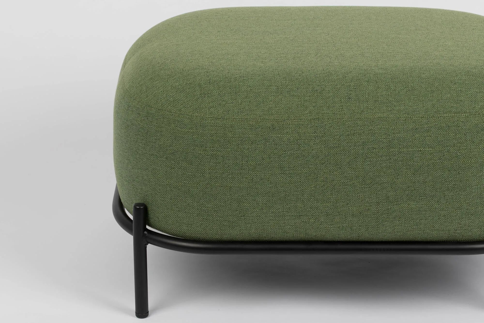 Hocker POLLY: Zeitloses Design trifft auf höchsten Sitzkomfort.