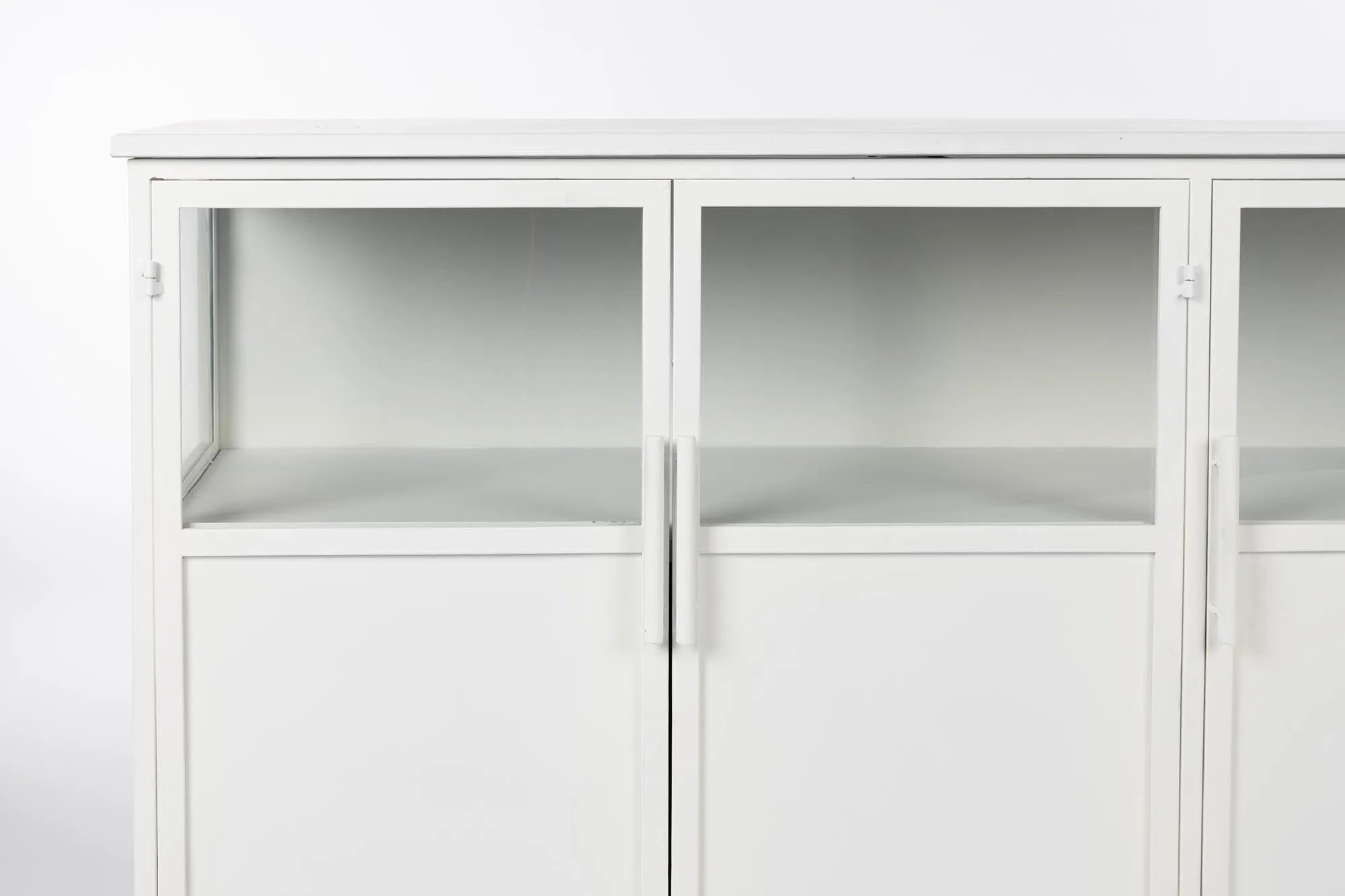 Elegantes Sideboard MIYA LOW mit drei Türen von White Label Living.