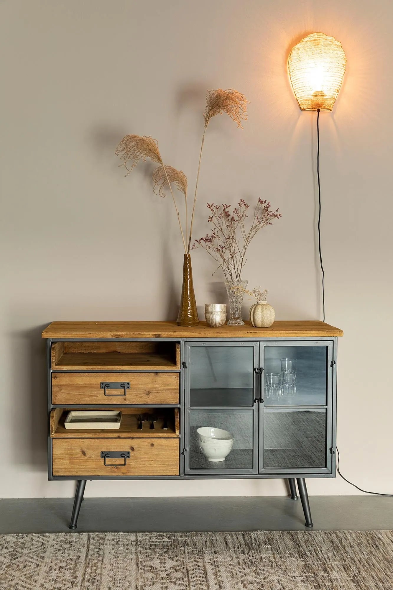 Stilvolles Sideboard DAMIAN von White Label Living aus Holz gefertigt.