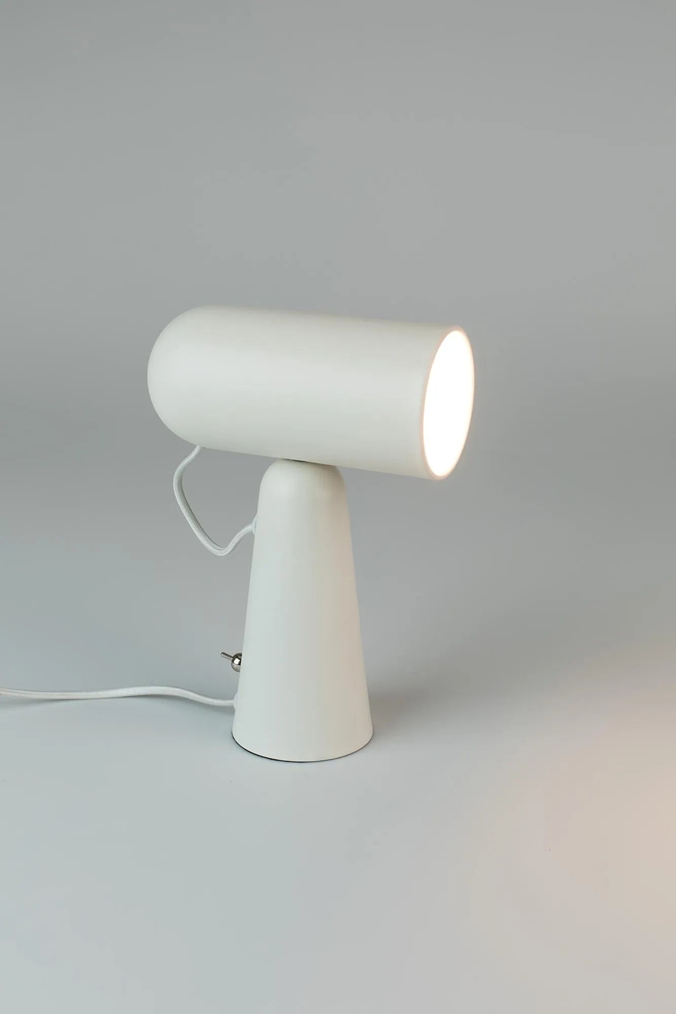 Moderne Vesper Lampe: Funktionales Design für produktives Arbeiten.