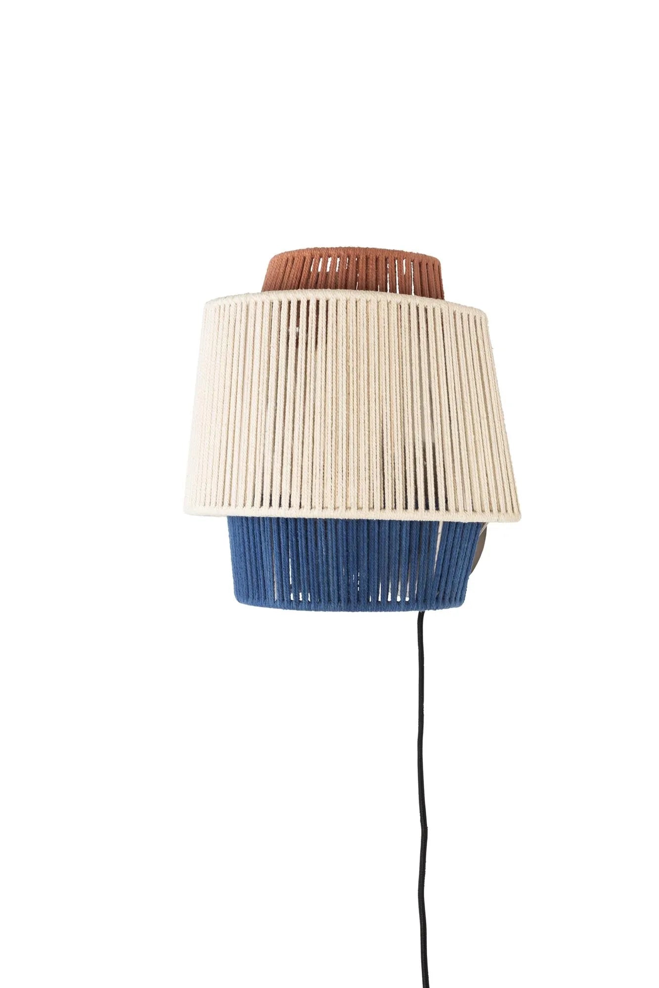 Wandleuchte Yumi in Blau/Schwarz präsentiert im Onlineshop von KAQTU Design AG. Wandleuchte ist von White Label Living