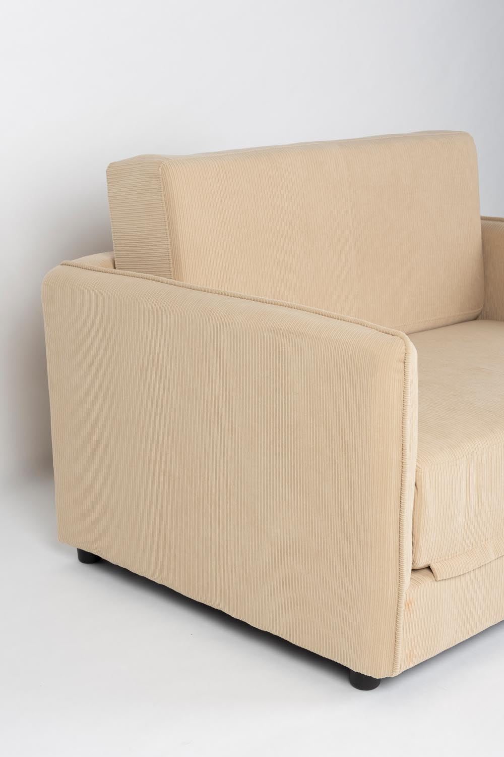 Jopie Loveseat Schlafsofa Beige in Beige präsentiert im Onlineshop von KAQTU Design AG. Sessel mit Armlehnen ist von White Label Living