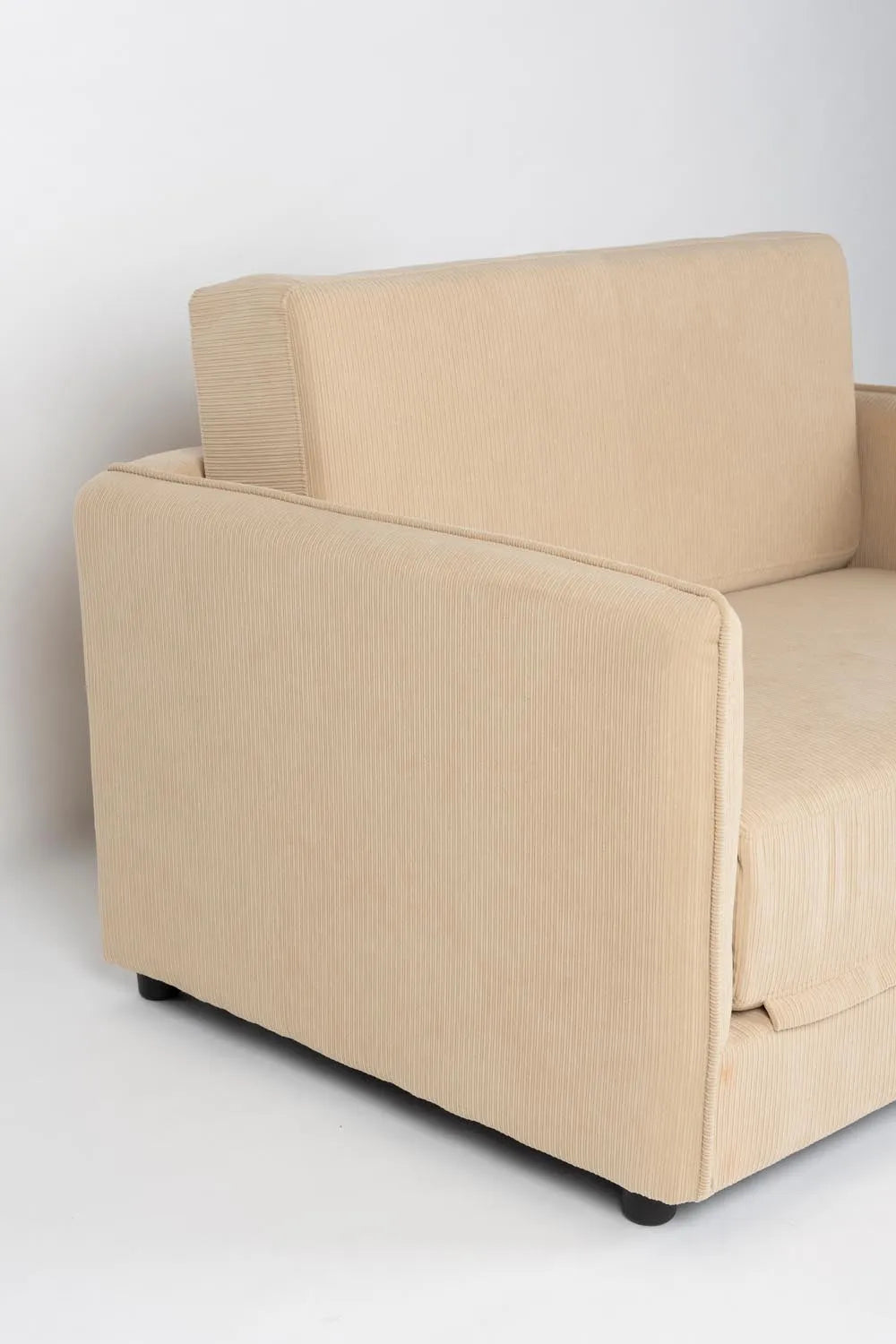 Jopie Loveseat Schlafsofa Beige: Komfort und Stil in einem Möbelstück.