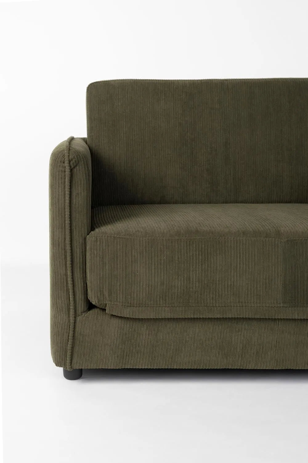 Jopie Loveseat Schlafsofa Grün in Green präsentiert im Onlineshop von KAQTU Design AG. Sessel mit Armlehnen ist von White Label Living