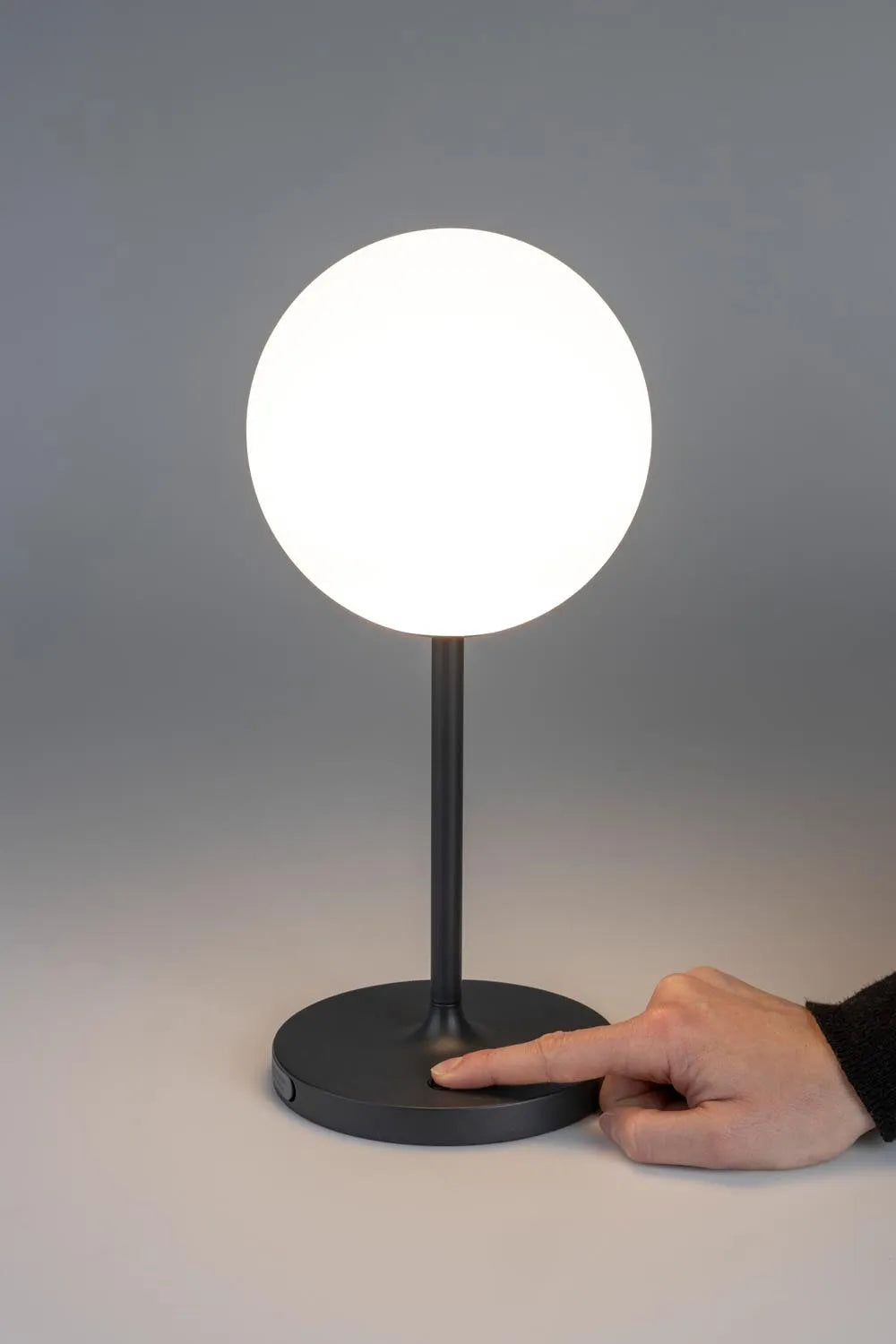 Moderne Tischlampe Hub Blau von White Label Living für Ihr Ambiente.