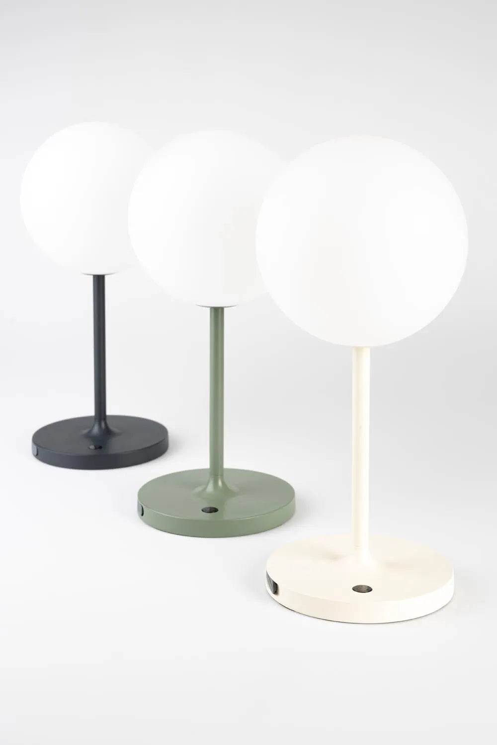 Elegante Tischlampe Hub Blau von White Label Living für modernes Flair.