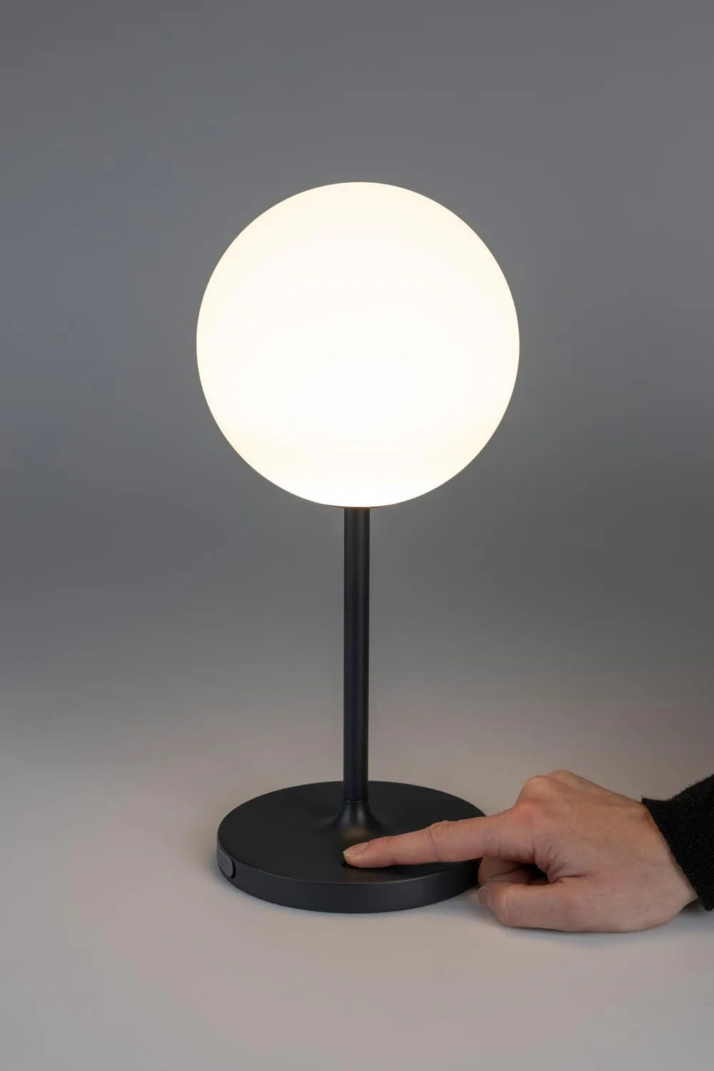 Moderne Tischlampe Hub Blau von White Label Living für Ihr Ambiente.