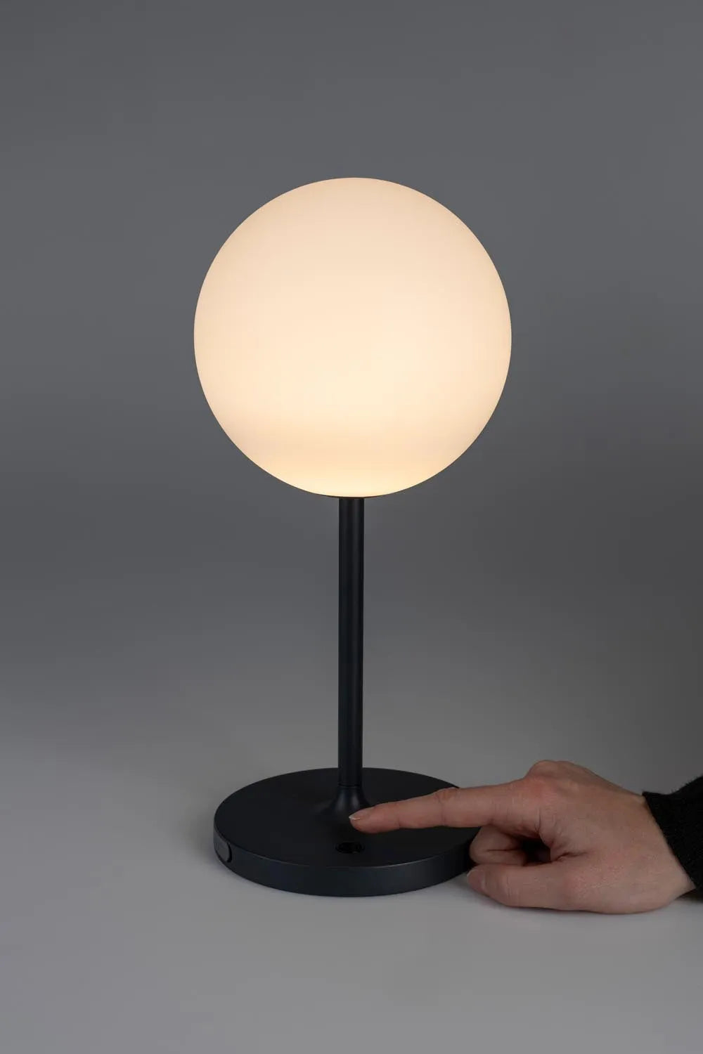 Elegante Tischlampe Hub Blau von White Label Living für modernes Flair.