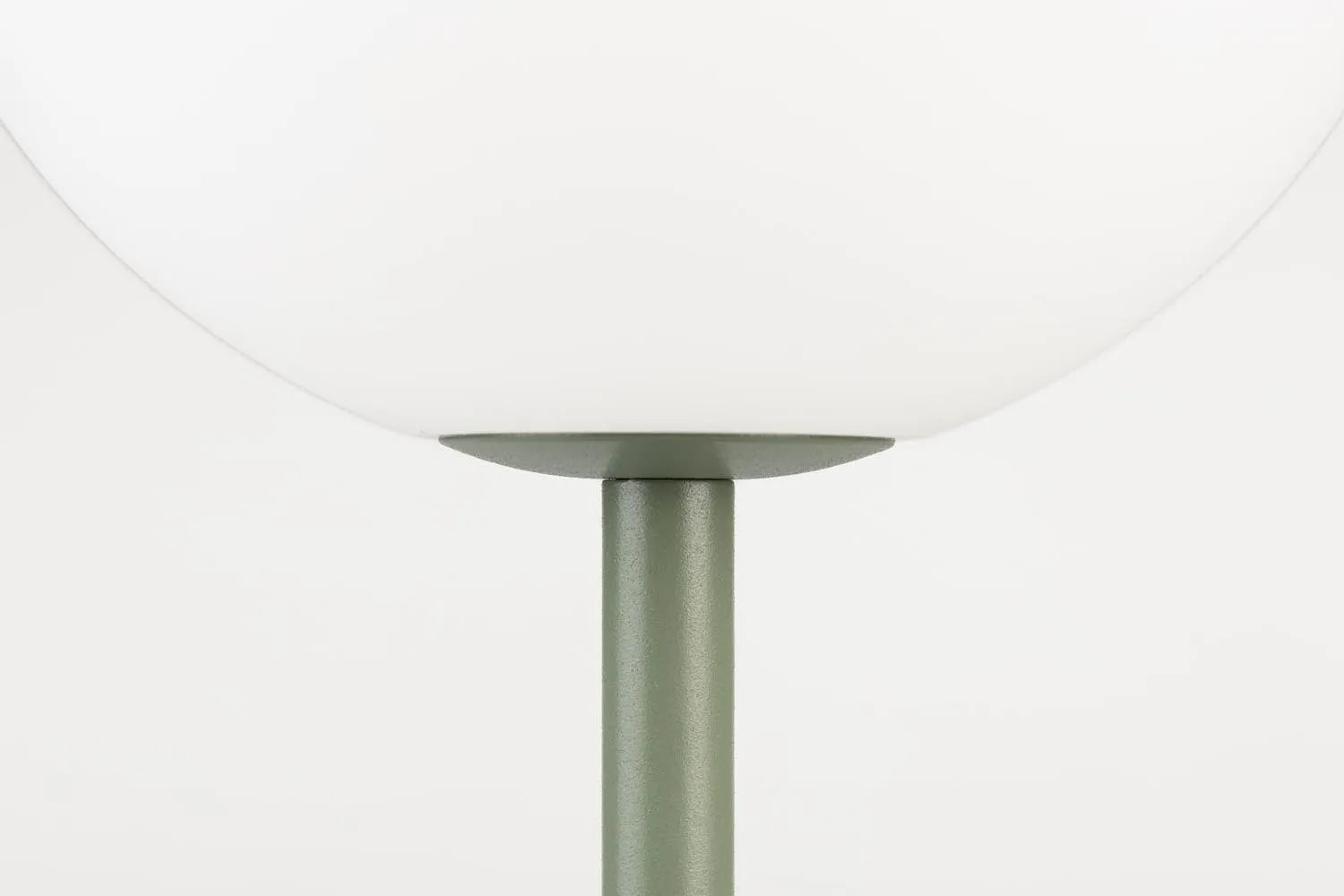 Tischlampe Hub Grün in Green präsentiert im Onlineshop von KAQTU Design AG. Tischleuchte ist von White Label Living