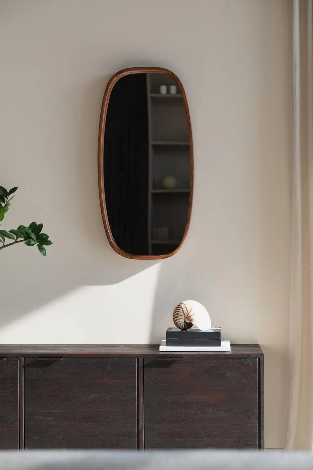 Nyko Mirror M in Beige präsentiert im Onlineshop von KAQTU Design AG. Spiegel ist von White Label Living