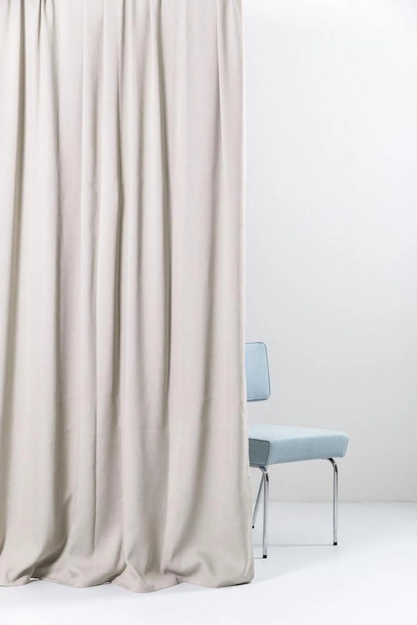 Vorhang Blackout Satin in Sand präsentiert im Onlineshop von KAQTU Design AG. Vorhang ist von ZigZagZurich