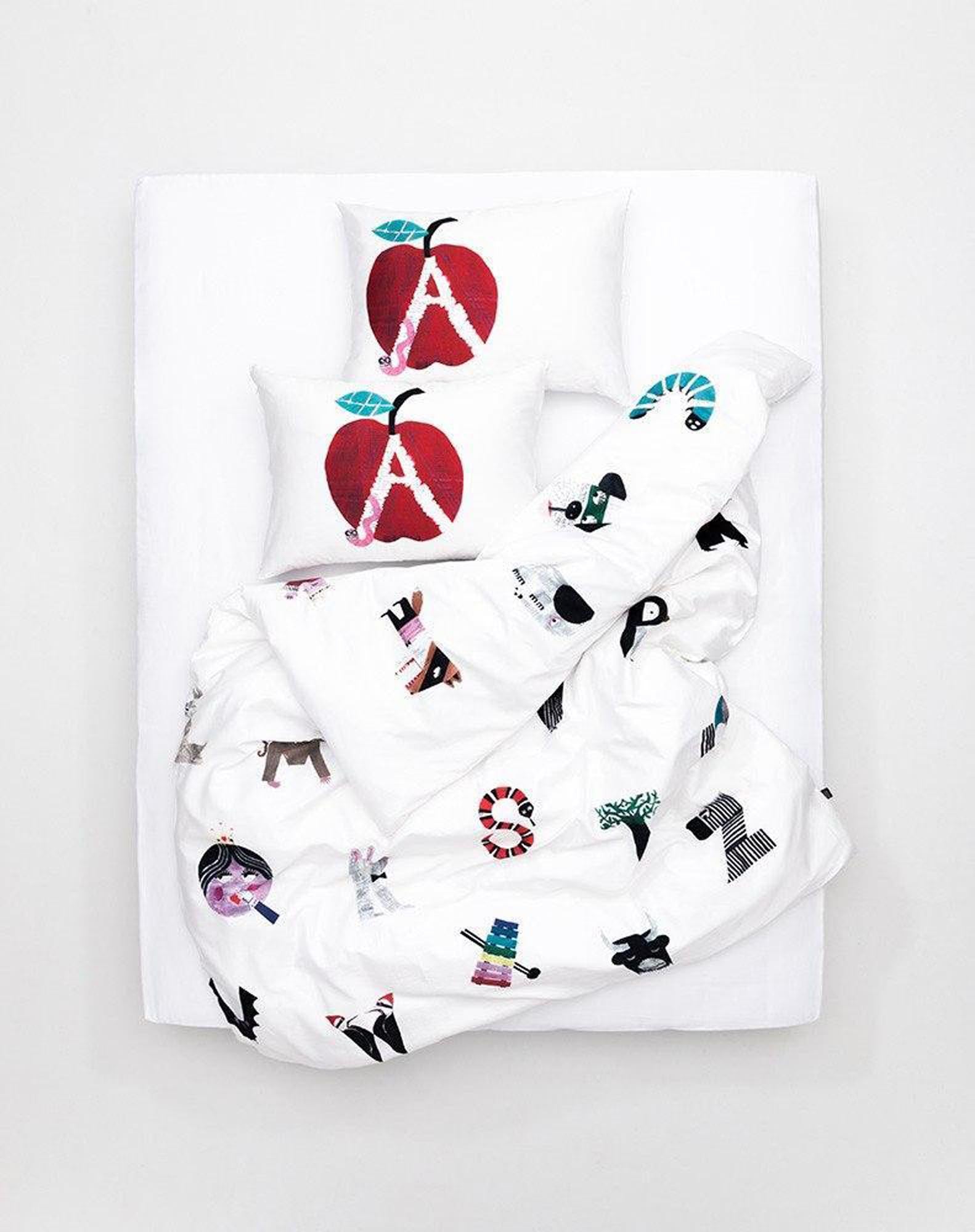 Kinderbettwäsche Alphabet City in Multicolor präsentiert im Onlineshop von KAQTU Design AG. Duvetbezug Kids ist von ZigZagZurich