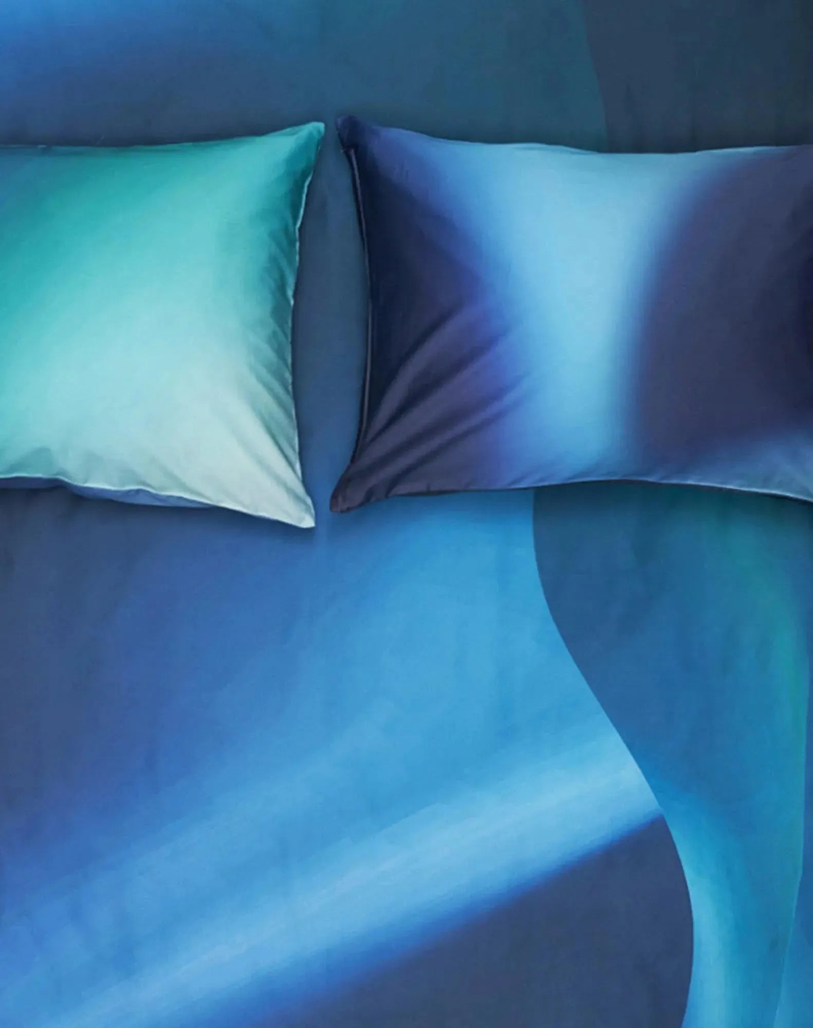 Fixleintuch Northern Lights: Kunstvolles Design inspiriert von Polarlichtern, aus hochwertigem Baumwoll-Satin für eleganten Schlafkomfort.