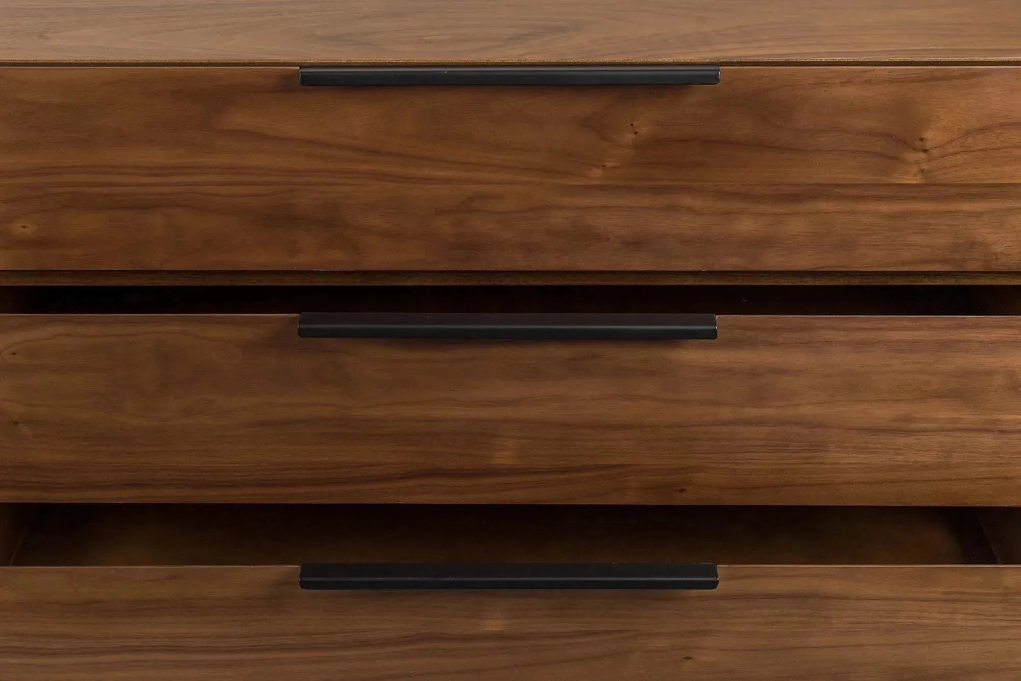 Elegantes Sideboard Travis von Zuiver: Perfekte Symbiose aus Stil und Nutzen.