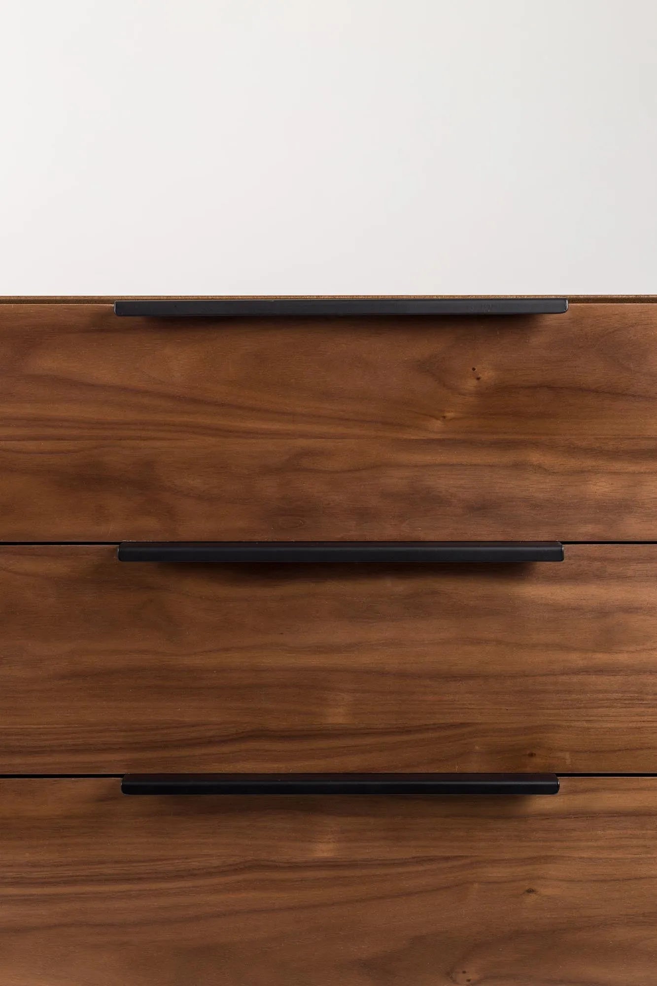 Elegantes Sideboard Travis von Zuiver: Perfekte Symbiose aus Stil und Nutzen.