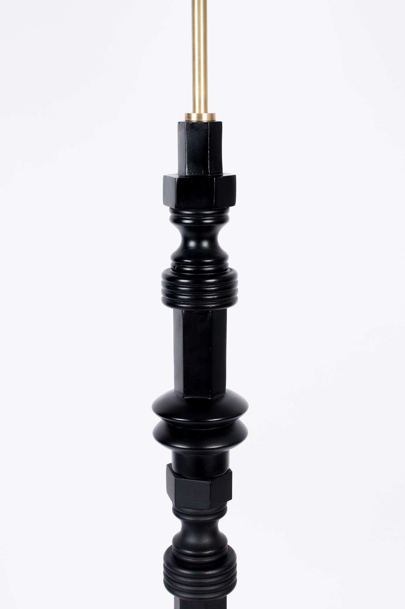 Stehleuchte Totem  in Schwarz präsentiert im Onlineshop von KAQTU Design AG. Stehleuchte ist von Zuiver