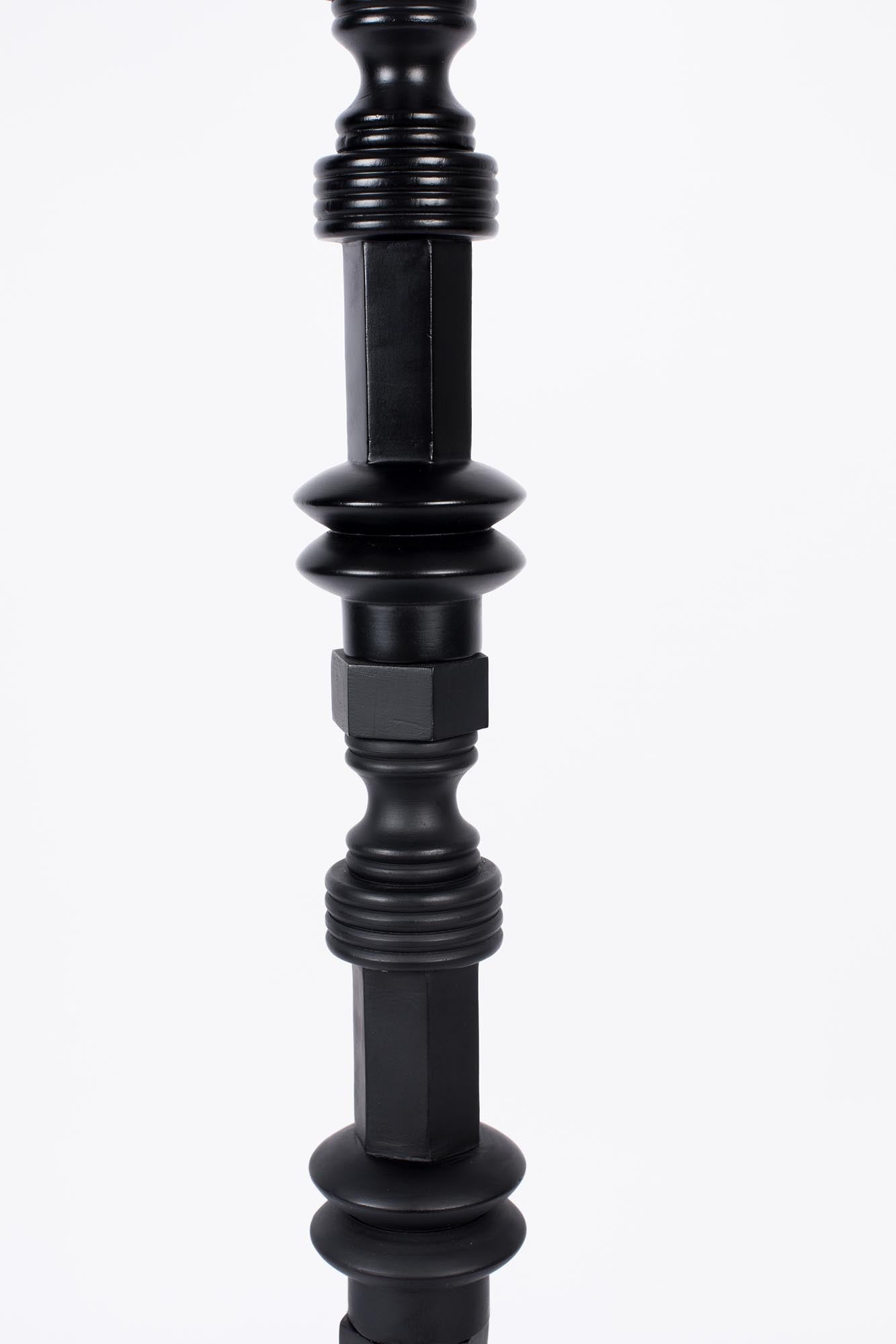 Stehleuchte Totem  in Schwarz präsentiert im Onlineshop von KAQTU Design AG. Stehleuchte ist von Zuiver